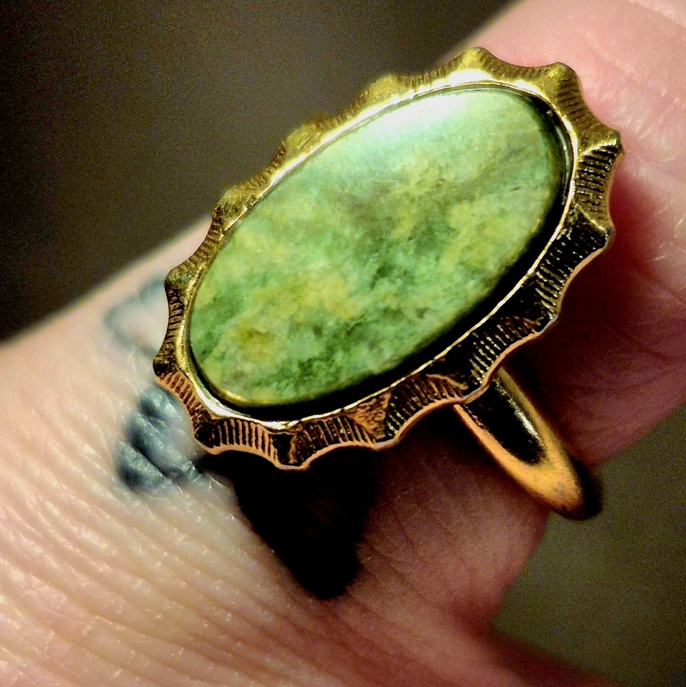 Sarah Coventry 12k G.P Gold Ring with Jade Green Stone Inlay
